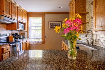 Hyde Park Village Home near STOWE -- 4BR bedroom