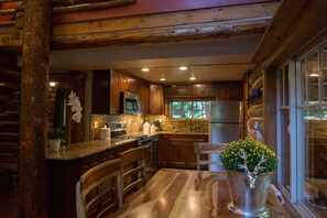 Fridge, microwave, oven, stovetop - The Cozy Cabin....Walk to Brighton ski slopes! (Brighton)