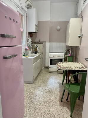 Fridge, microwave, oven, stovetop - The pink frog apt in the center with private pool (Athina)