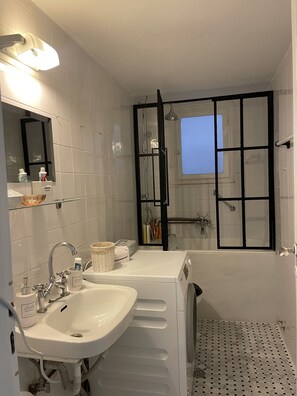 Towels, shampoo, toilet paper