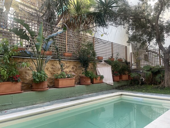 Outdoor pool - The pink frog apt in the center with private pool (Athina)