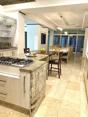 Een koelkast, een magnetron, een kookplaat