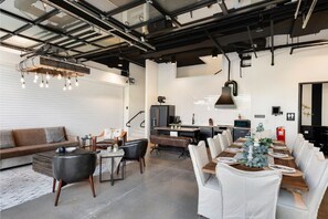 Dining - Inn Cahoots on 6th: 15 BR/39 Beds, Pool, Roofdeck (Austin)