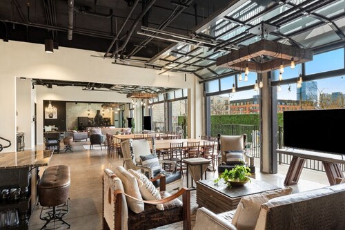 Inn Cahoots on 6th: 15 BR/39 Beds, Pool, Roofdeck