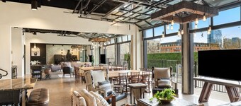 Inn Cahoots on 6th: 15 BR/39 Beds, Pool, Roofdeck