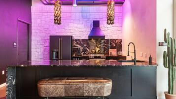 Jääkaappi, mikroaaltouuni, uuni, liesi