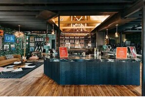 Lobby - Inn Cahoots on 6th: 15 BR/39 Beds, Pool, Roofdeck (Austin)