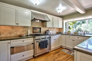 Køleskab, mikrobølgeovn, ovn, kogeplade