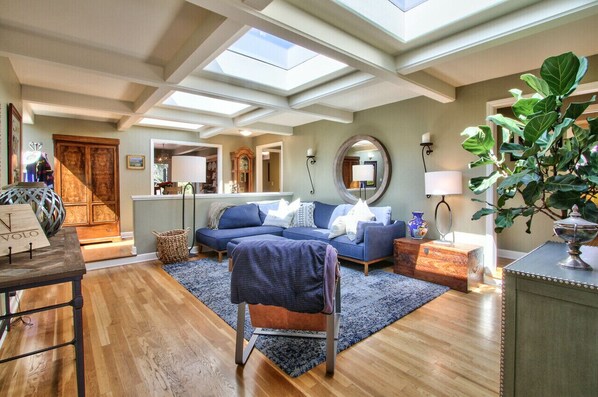 Smart TV, fireplace, DVD player, books