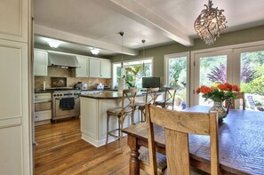 Køleskab, mikrobølgeovn, ovn, kogeplade