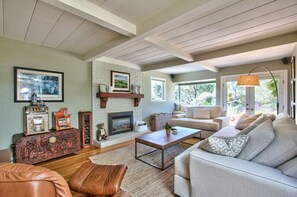 Smart TV, fireplace, DVD player, books