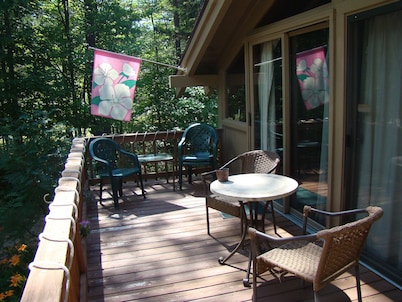 PERFECT LOCATION !! ONE MILE FROM NORTH CONWAY WITH A SECLUDED FEEL !!