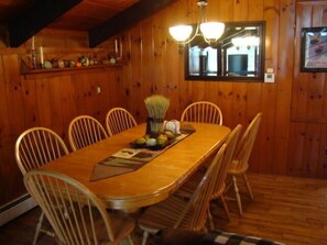 Dining - PERFECT LOCATION !!  ONE MILE FROM NORTH CONWAY WITH A SECLUDED FEEL !! (North Conway)