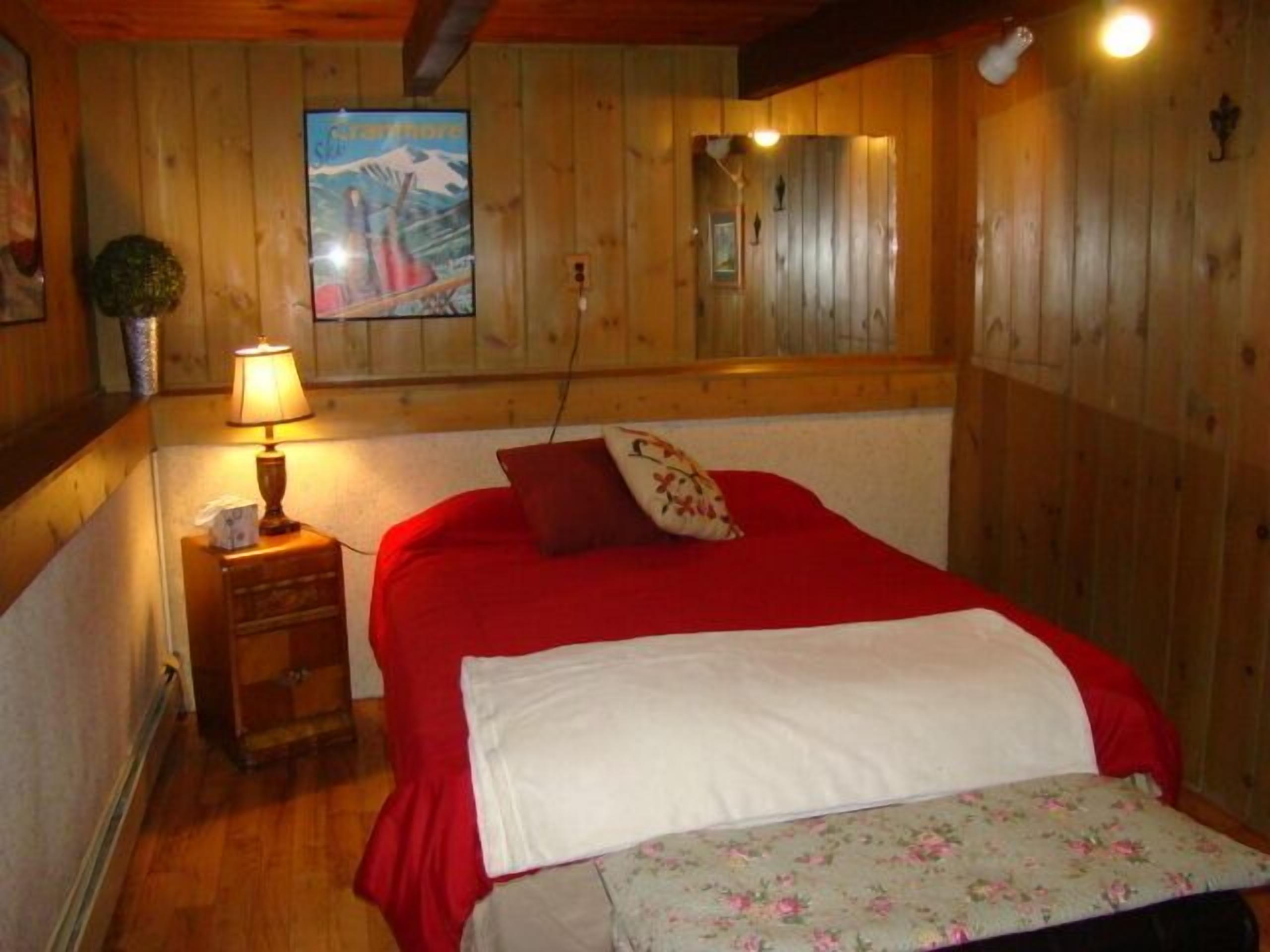 4 bedrooms, iron/ironing board, WiFi (free), bed sheets