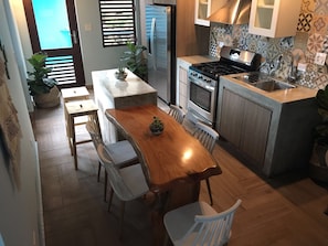Frigorifero, microonde, forno, piano cottura