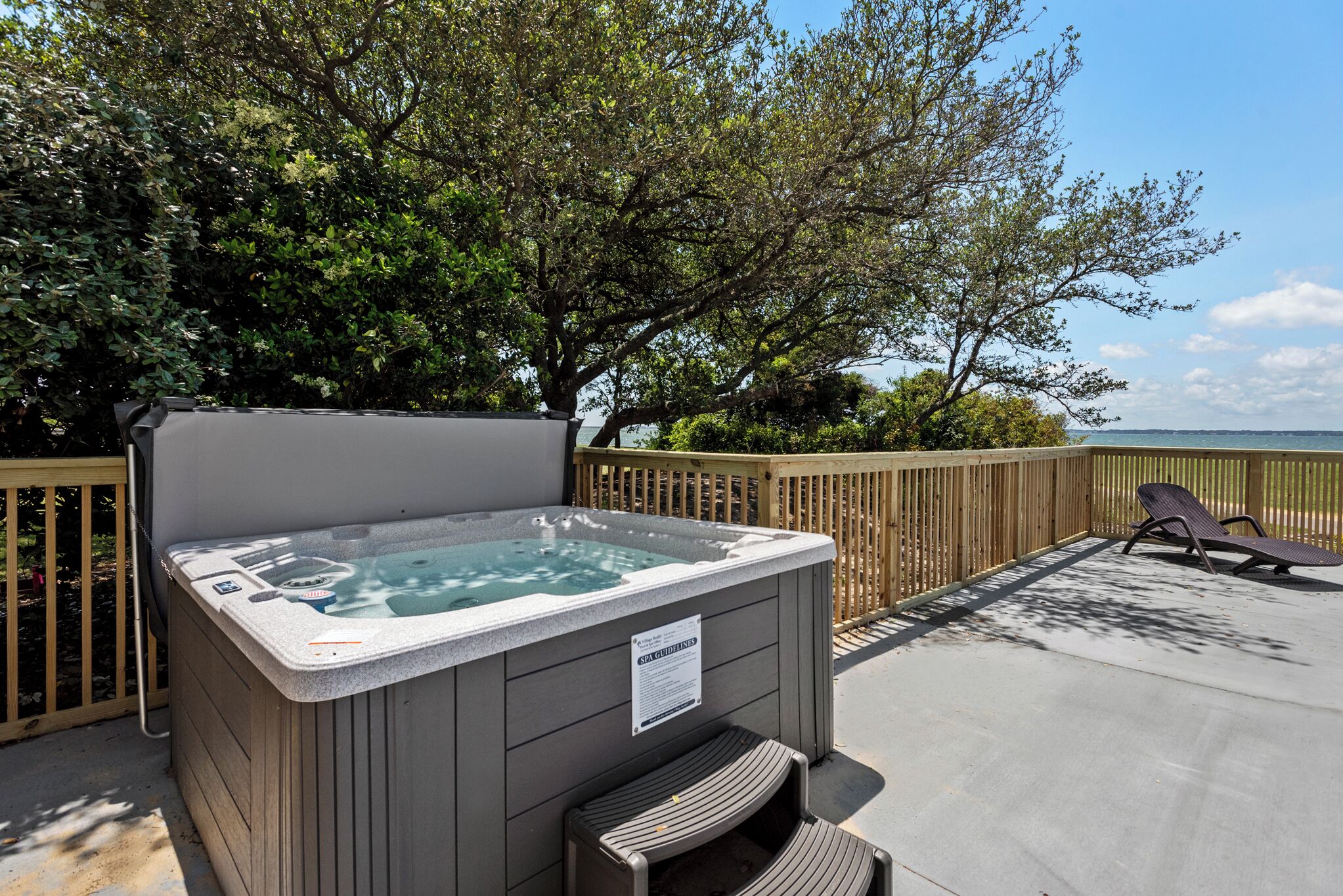 Ein Whirlpool mit einer Holterrasse und Blick auf den Ozean.