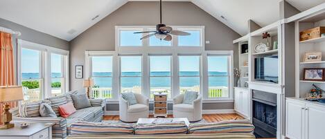 Televisión, chimenea, reproductor de DVD y futbolito