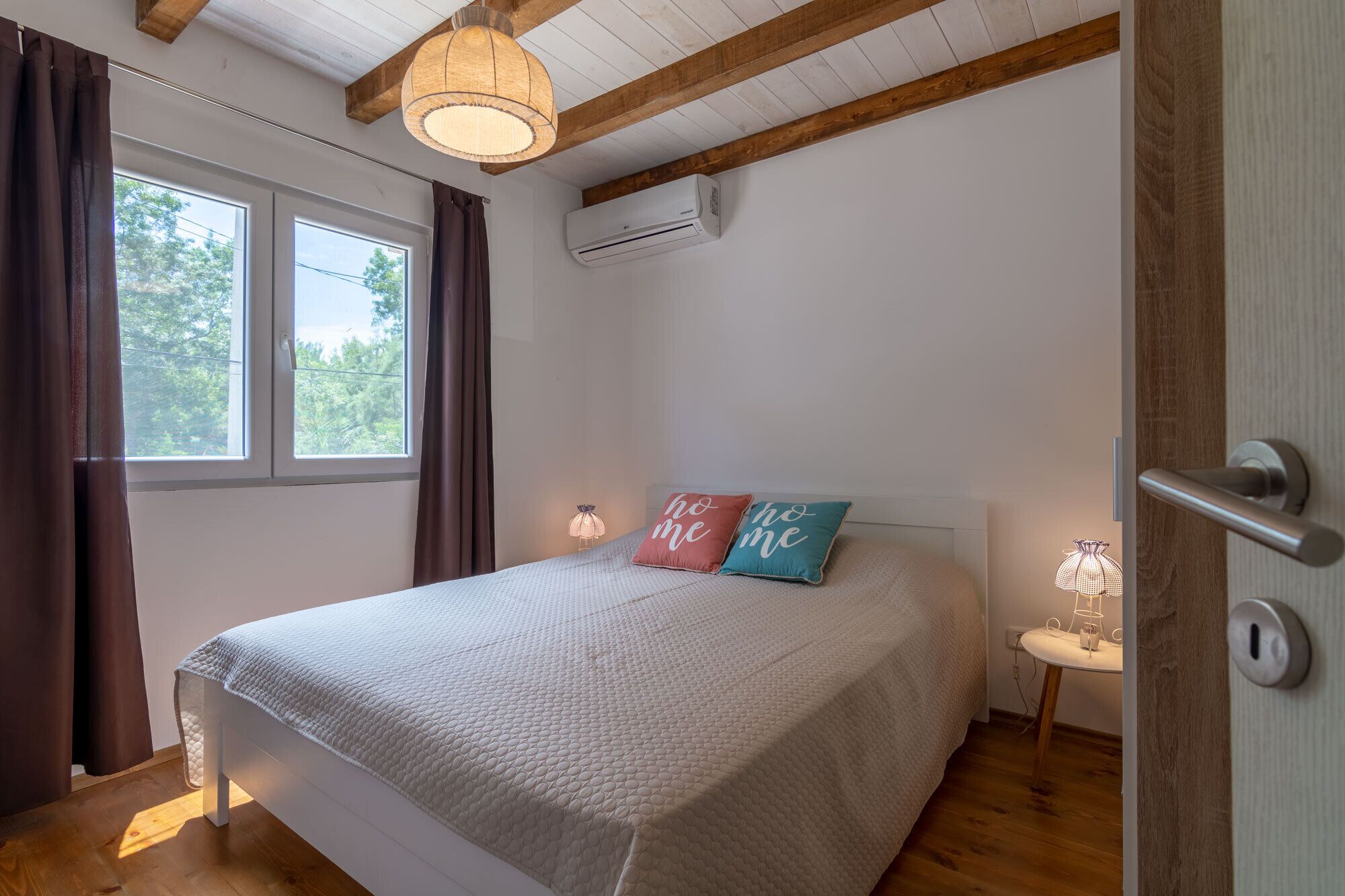 3 bedrooms, iron/ironing board, internet, bed sheets