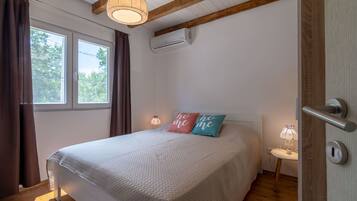 3 bedrooms, iron/ironing board, internet, bed sheets