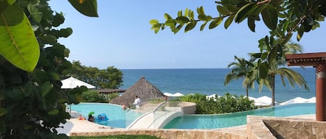 Piscine chauffée, chaises longues