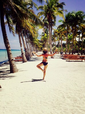 Beach nearby - Lennon's Place Backpacker Hostel (Panglao)