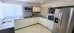 Refrigerador, microondas, horno y parrilla de estufa