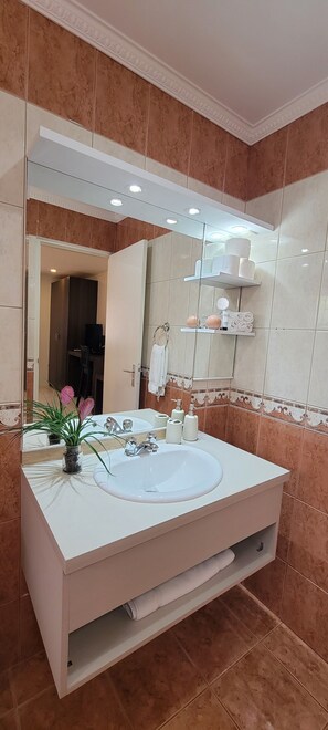 Hair dryer, towels, soap, shampoo - 2- Bedroom vacation Villa Aruba, pool,  walking distance to Eagle Beach! (Noord)