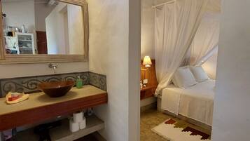 1 quarto, cofres nos quartos, ferros/tábuas de passar roupa