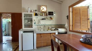 Kühlschrank, Ofen, Herdplatte, Wasserkocher mit Kaffee-/Teezubehör