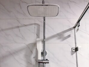 Shower, hair dryer, bidet, towels