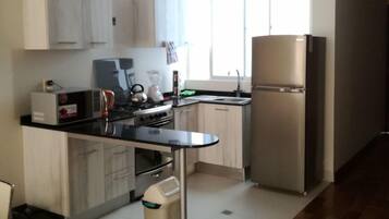 Een koelkast, een microgolfoven, een oven, een kookplaat