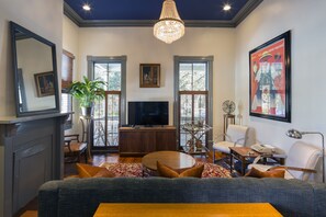 Smart TV, Netflix, libros y bocina smart 