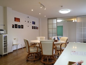 Habitación familiar ( 3A ) | Decoración personalizada, muebles diferentes y escritorio 