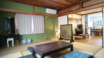 Family Room ( 4A ) | Individually decorated, individually furnished, desk, blackout drapes