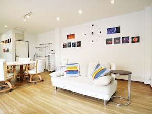 Habitación familiar ( 3A ) | Decoración personalizada, muebles diferentes y escritorio 