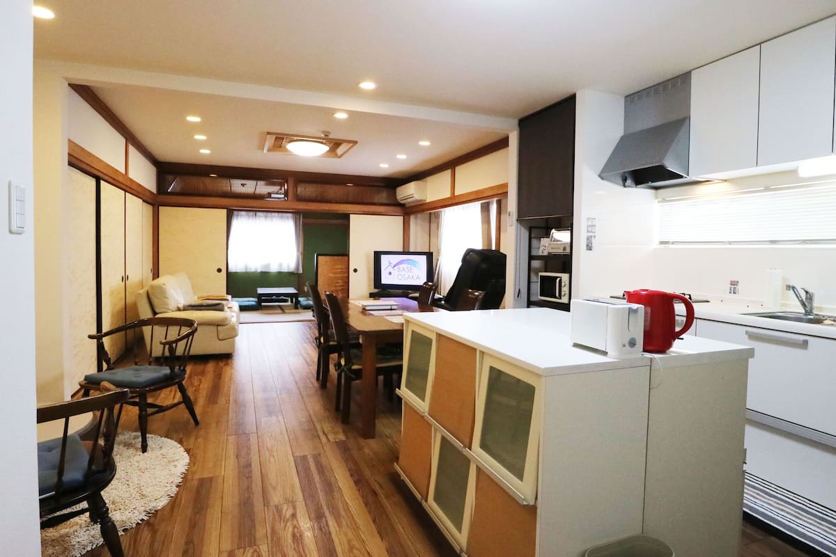Cocina compacta con comedor, televisor y microondas.