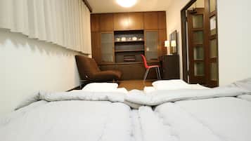 Family Room ( 3A ) | Individually decorated, individually furnished, desk, blackout drapes