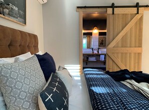 2 makuuhuonetta, silitysrauta/-lauta, ilmainen Wi-Fi, vuodevaatteet