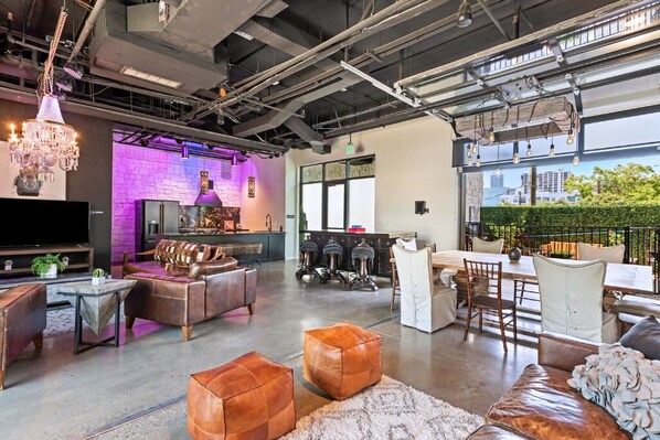 المنشأة من الداخل