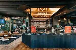 Bar (on property) - Inn Cahoots on 6th: 5BR/13Beds - Pool, Rooftop, Garden Bars, Walk to Everything (Austin)