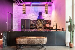 ثلاجة، ميكروويف، فرن، موقد طهي مسطح