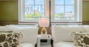 5 habitaciones, escritorio y tabla de planchar con plancha