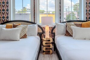 5 habitaciones, escritorio y tabla de planchar con plancha 