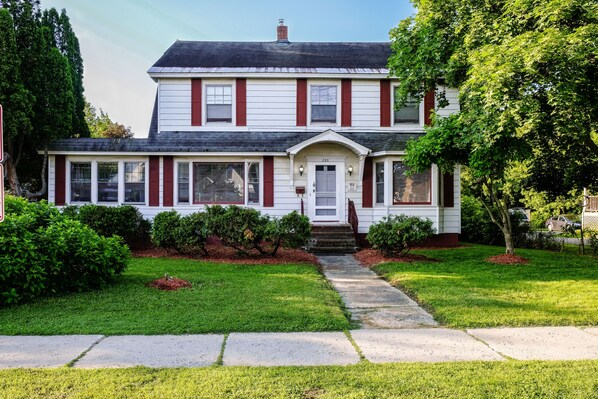 Exterior - Newly Updated Large Home, Walk Downtown, UVM & Hospital ~ Includes Bicycles! (Burlington)
