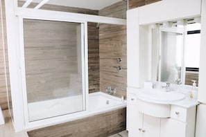 Ensemble douche/baignoire, sĂšche-cheveux, serviettes fournies
