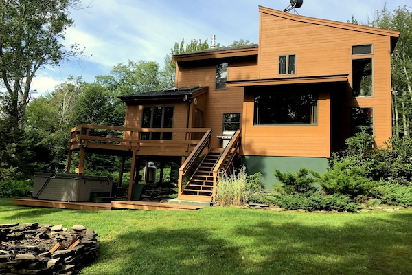 Huge Home with Hot Tub, Fire Pit & Weber Grill, Pool Table and more!