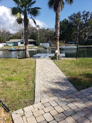 Property grounds - Gunter's Paradise Retreat. Pool paddle boards and kayaks! (Crystal River)