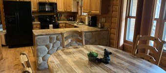 Log Home w/hot tub in Apple Canyon Lake