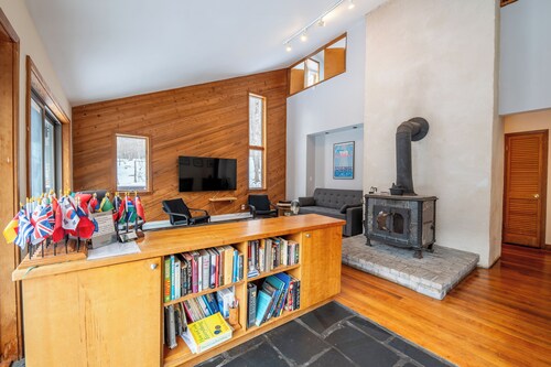 Sauna, Hot-tub, fire-pit, pet friendly. Private Pool. Mountain views!