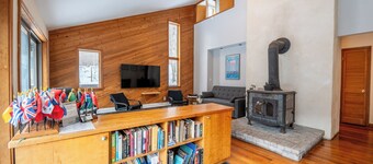 Sauna, Hot-tub, fire-pit, pet friendly. Private Pool. Mountain views!